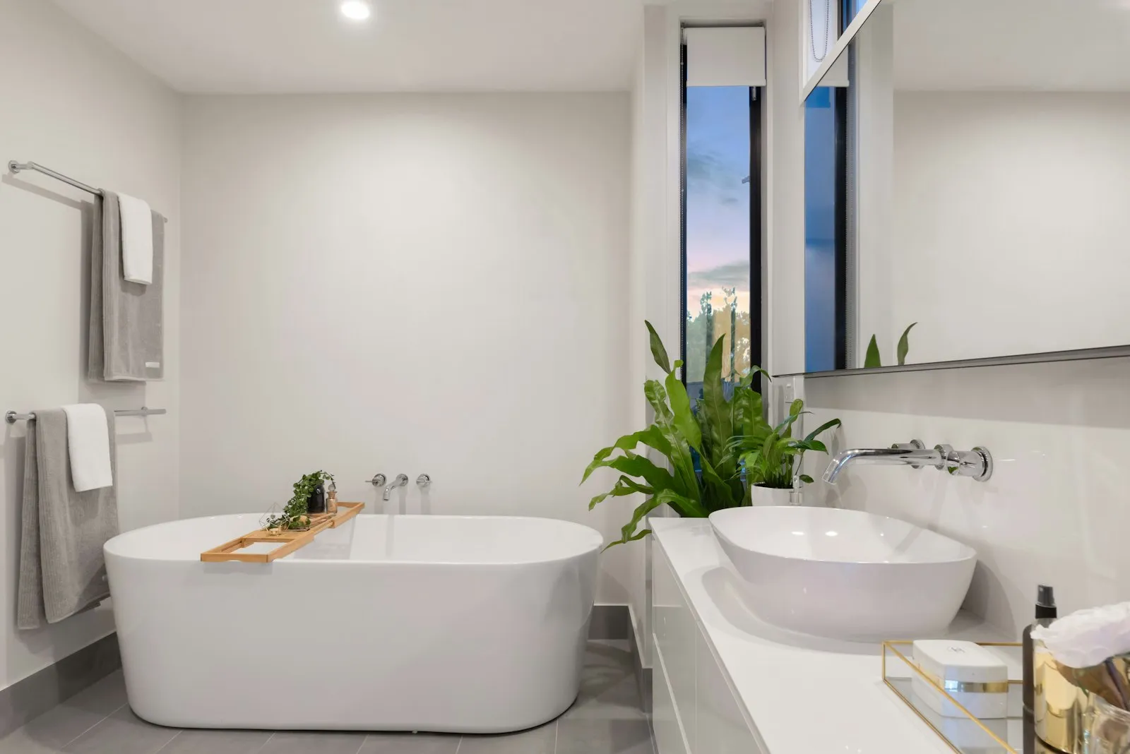 Baño reformado con bañera exenta