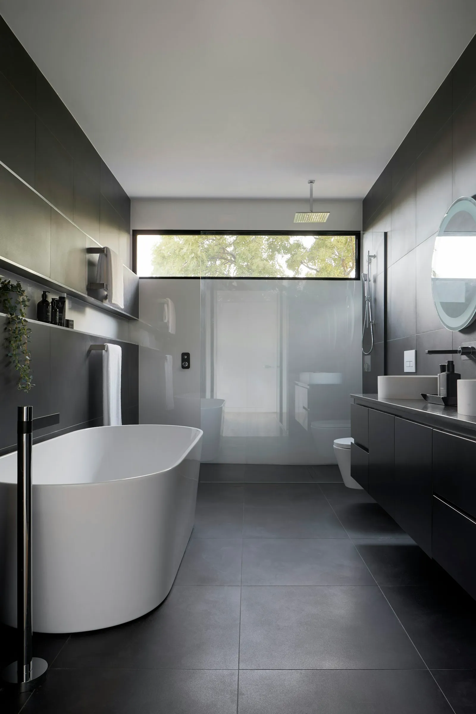 Baño moderno en tonos grises con ducha a ras de suelo