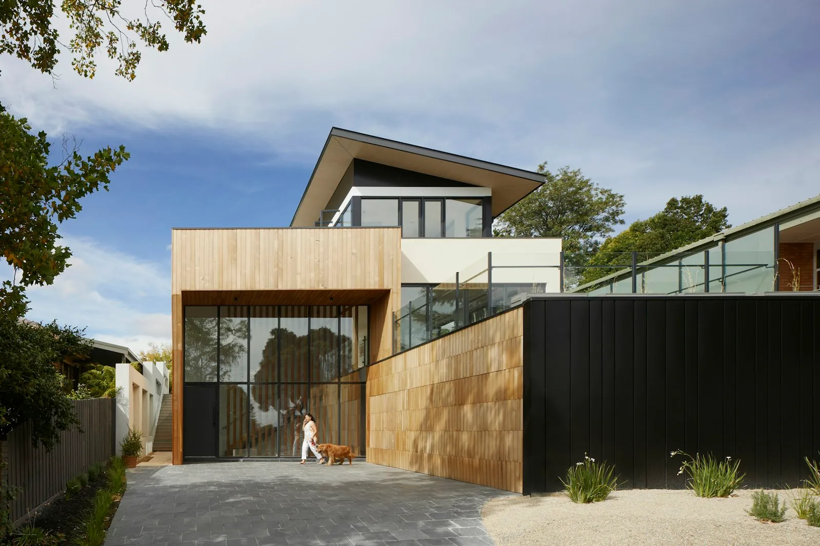 Casa unifamiliar con jardín y fachada de madera