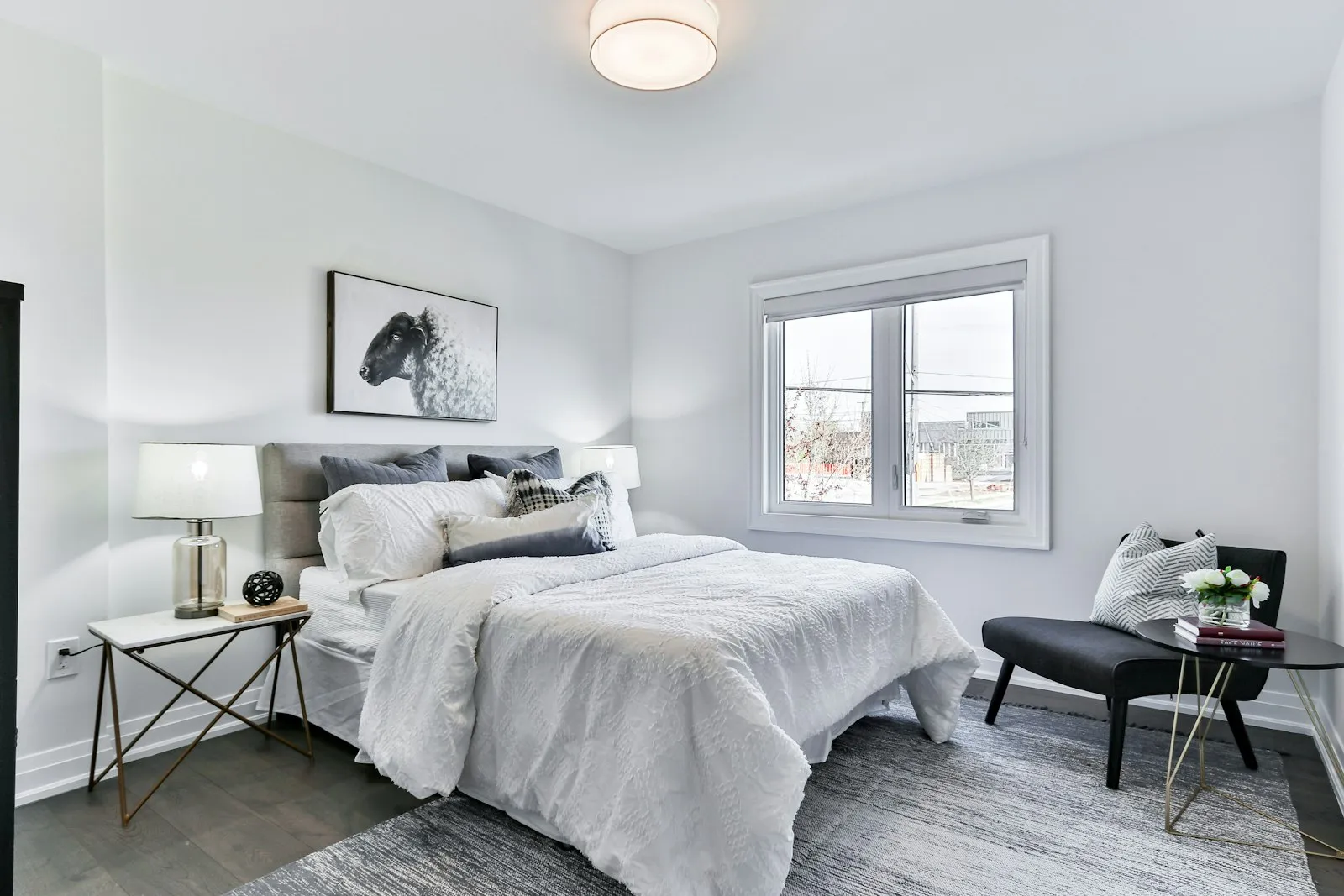 Dormitorio reformado con mucha luz natural